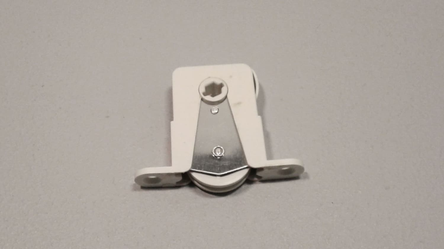 Roulette en nylon avec roulement à bille Diamètre: 1''Écart entre les vis: 2 1/2'' - Image 1