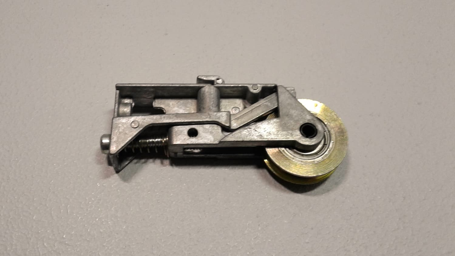 Roulette en acier avec roulement à bille. ***Attention de remarquer le crochet sur le dessus, qui la différencie des autres modèles. Diamètre: 1 1/4''  - VOS-DEF1-284 | Vosthermos