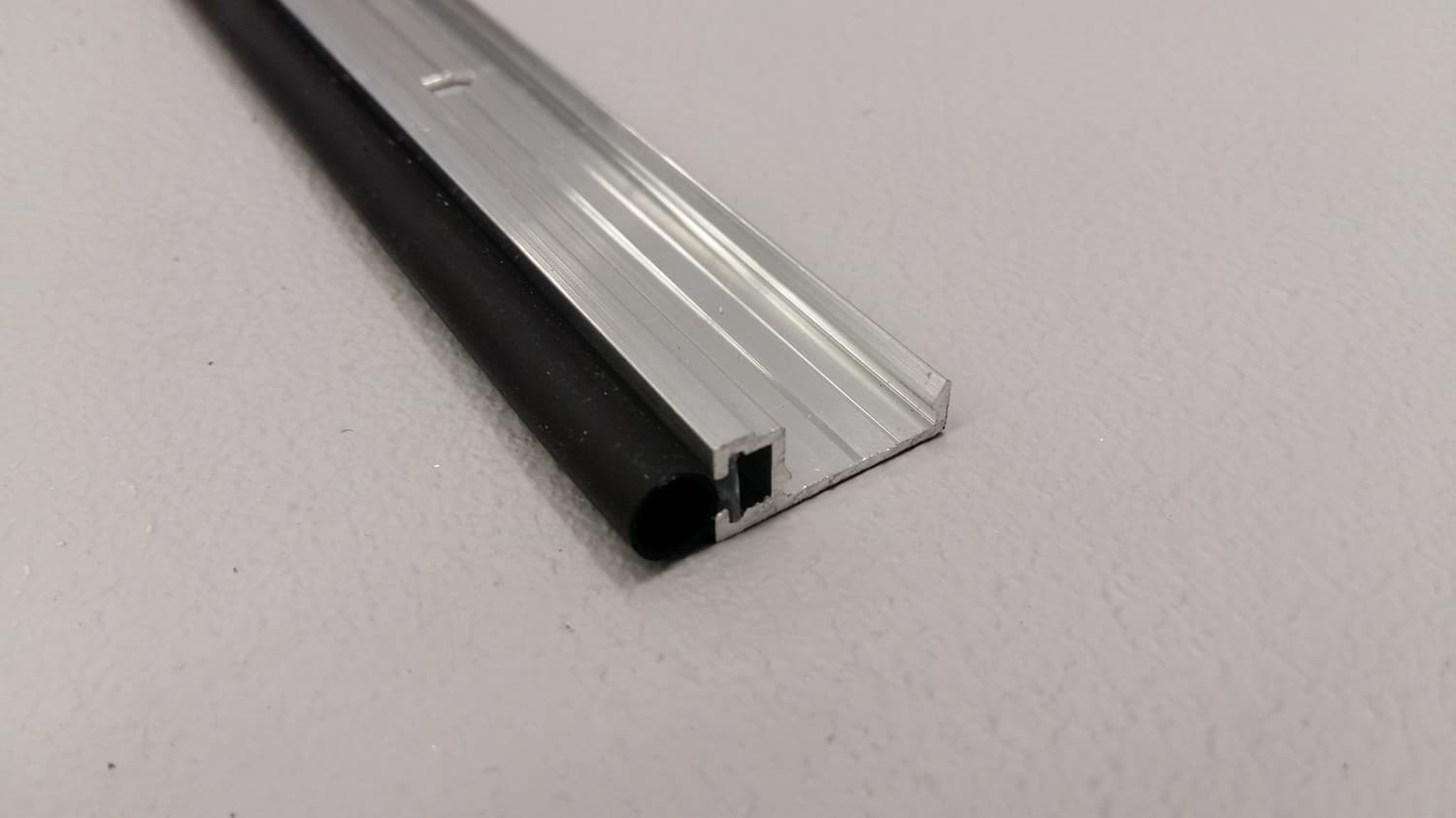 Ensemble de coupe-froid en aluminium et silicone pour contour de porte - Miniature 2