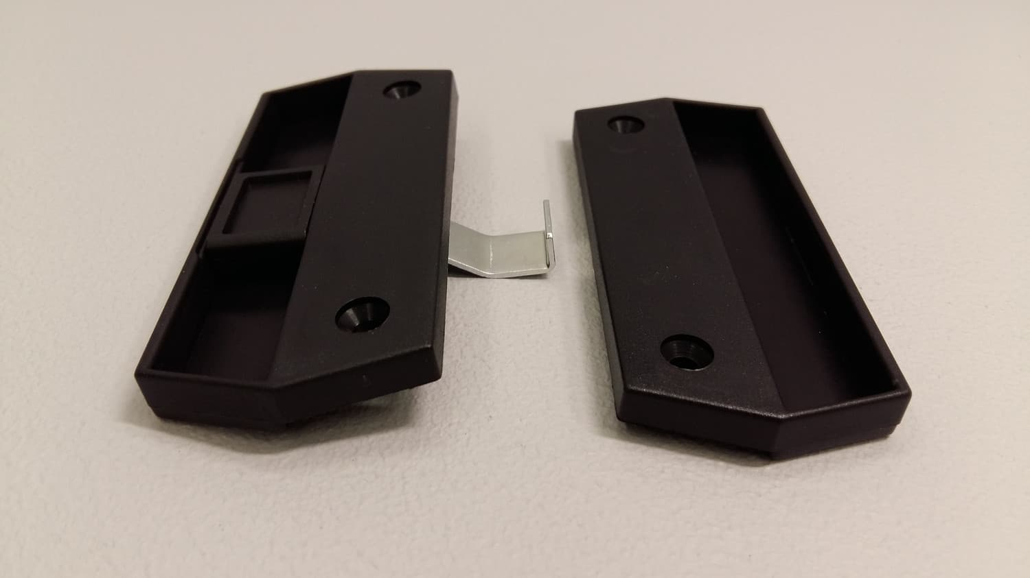 Poignee noire pour porte moustiquaire - Miniature 2