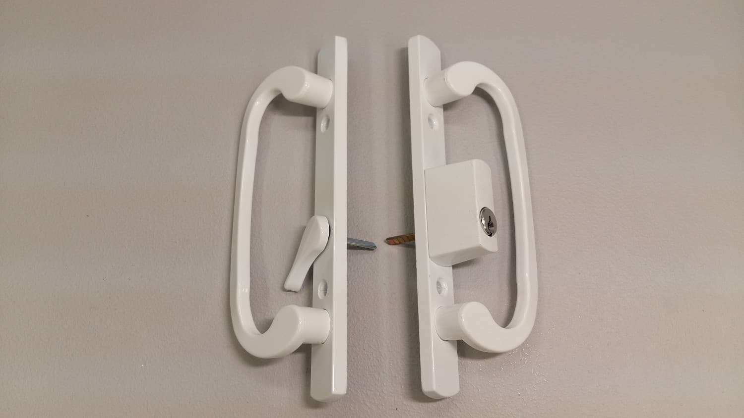 Poignee blanche avec clé pour porte patio - Image 1