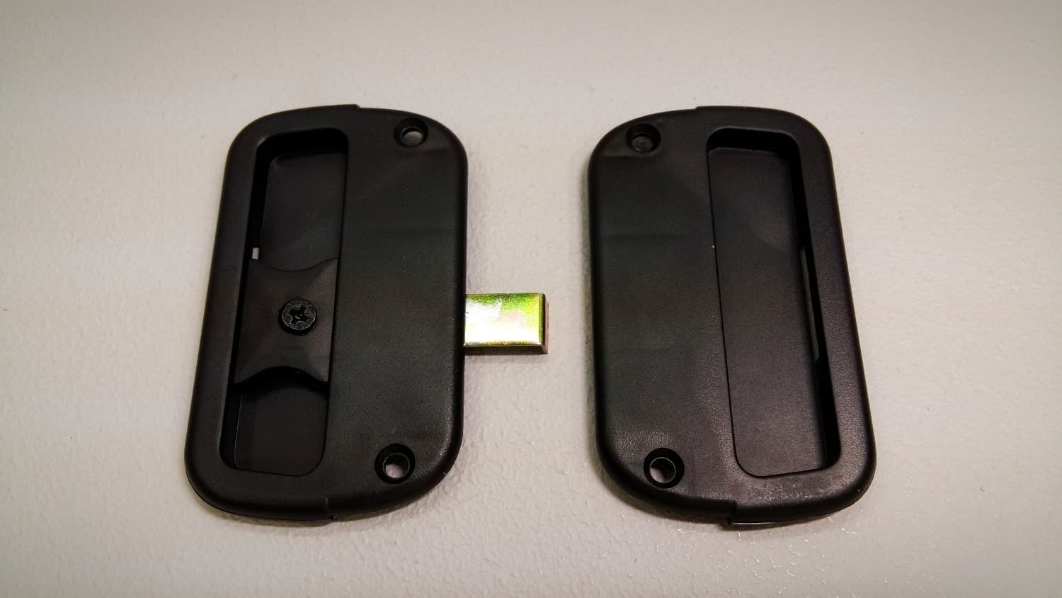 Poignee noire pour porte moustiquaire - Image 1