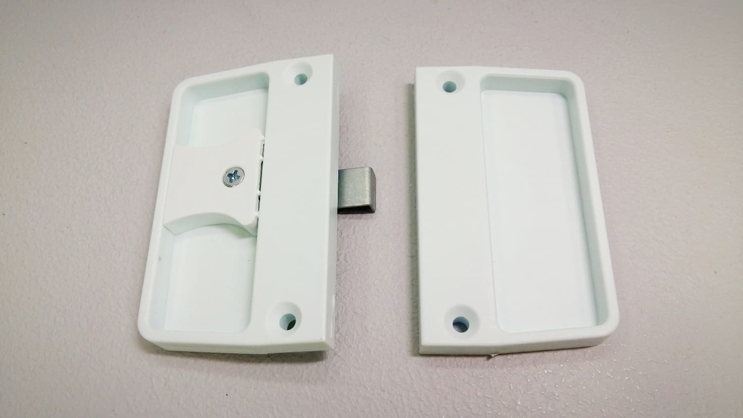 Poignee blanche pour porte moustiquaire - Image 1