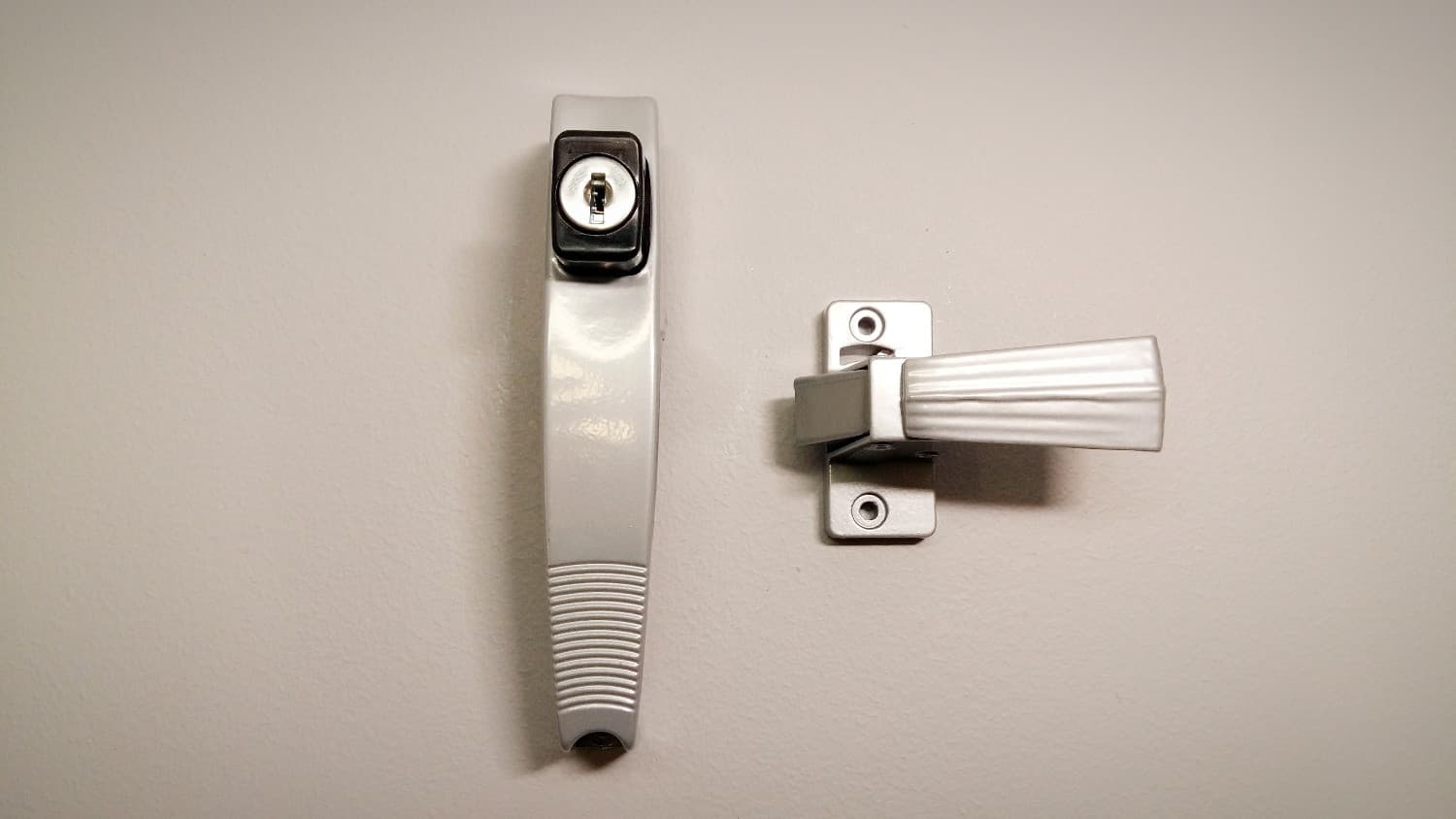 Ensemble de poignée avec clé pour contre-porte d'aluminium (gris) - VOS-DEF4-104ALK | Vosthermos