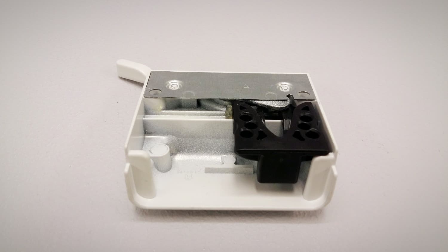 Barrure blanche pour fenêtre à battant - Miniature 2