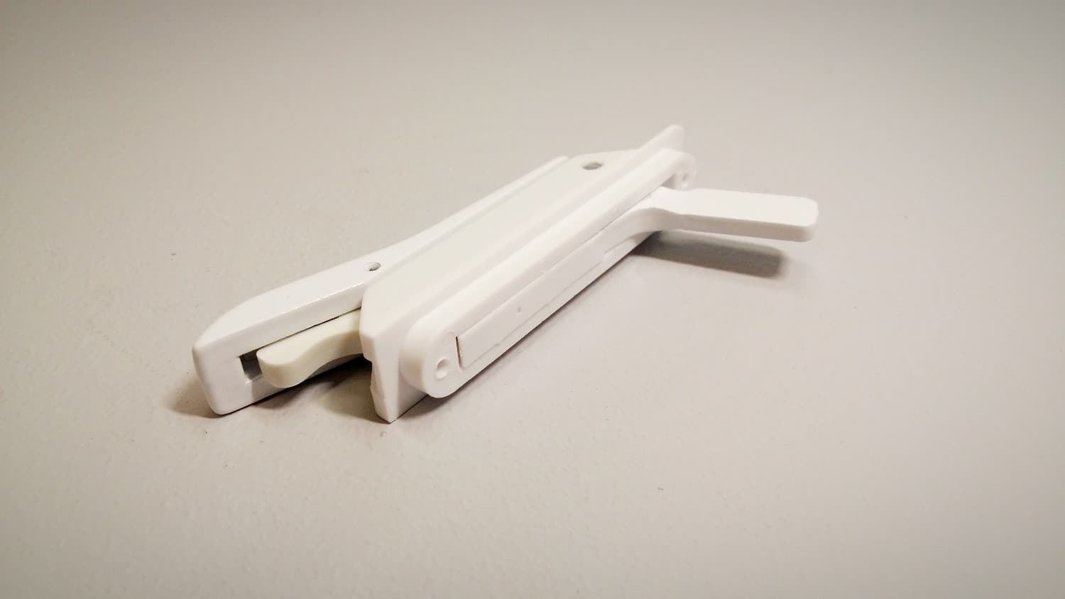 Barrure blanche pour fenêtre à battant - Miniature 2