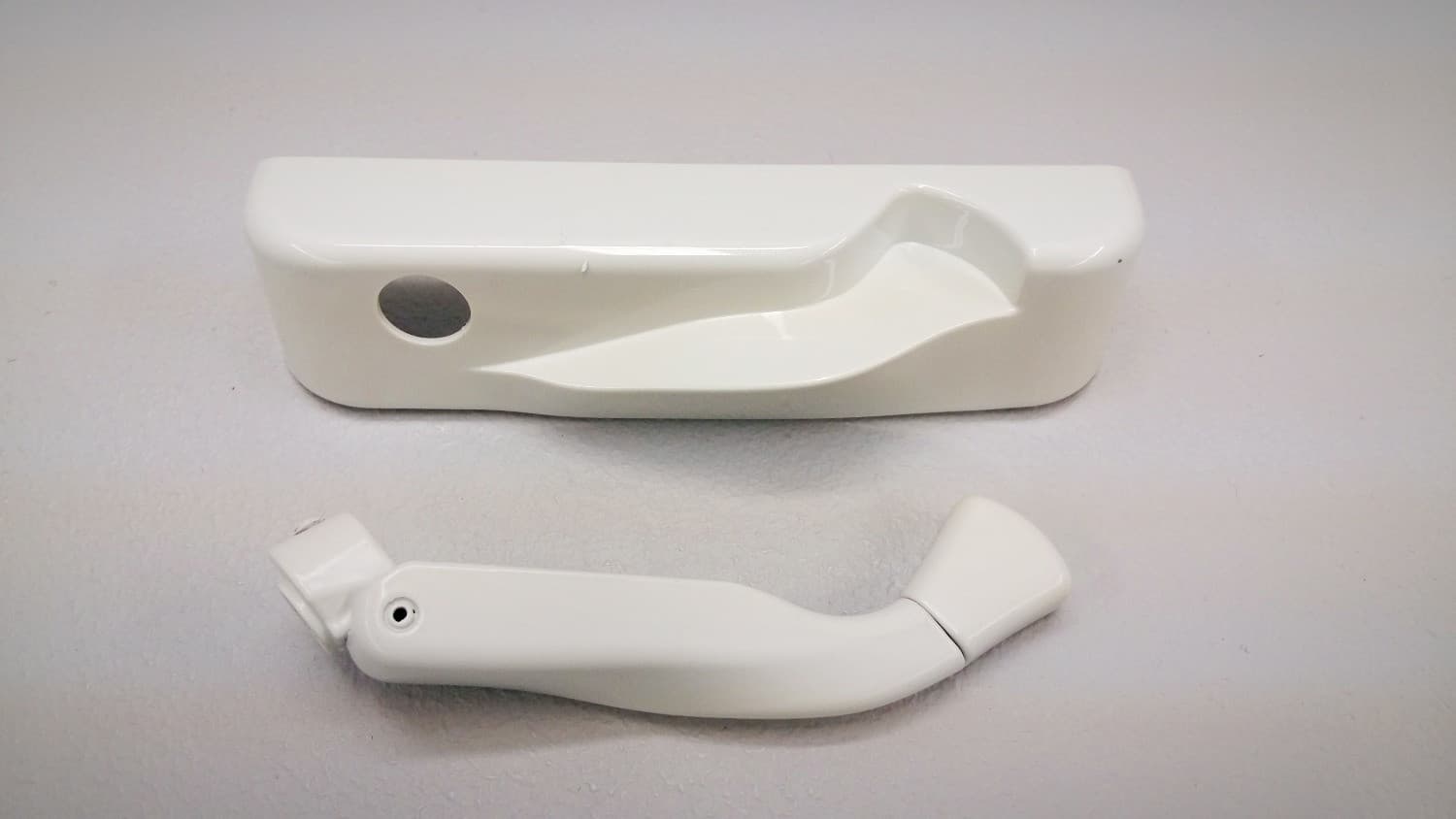 Poignee pliante et couvercle blanc pour opérateur de fenêtre à battant - Image 1