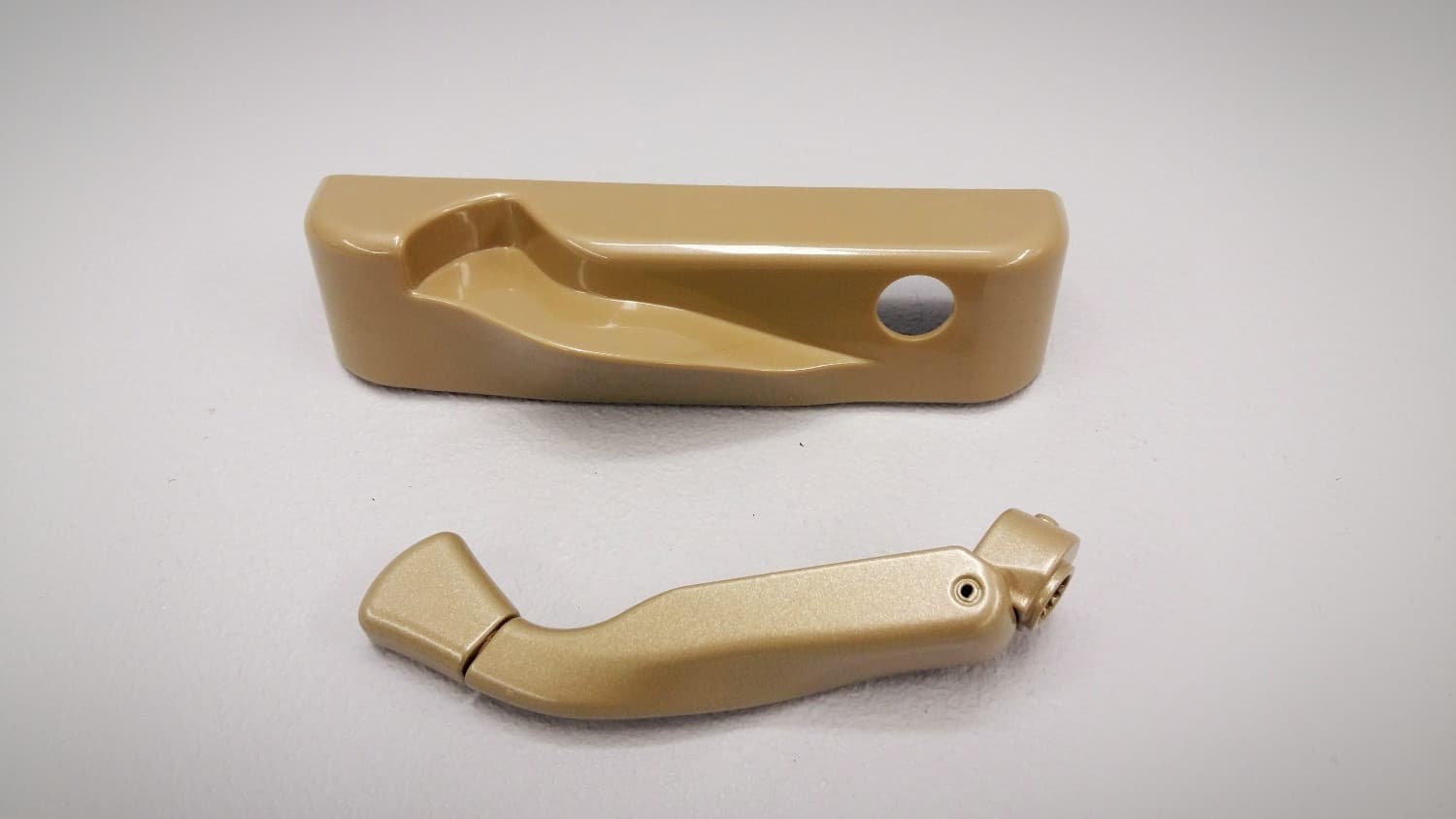 Poignee pliante et couvercle champagne pour opérateur de fenêtre à battant - Image 1