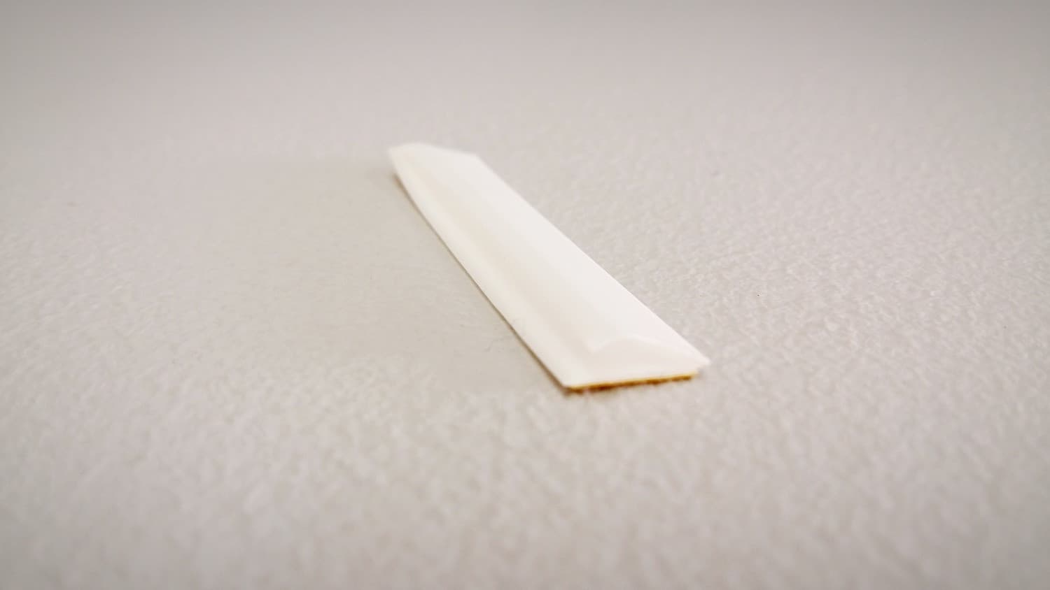 Coupe-froid auto-collant Polyflex blanc (longeur de 84 pouces) - VOS-DEF6-175 | Vosthermos