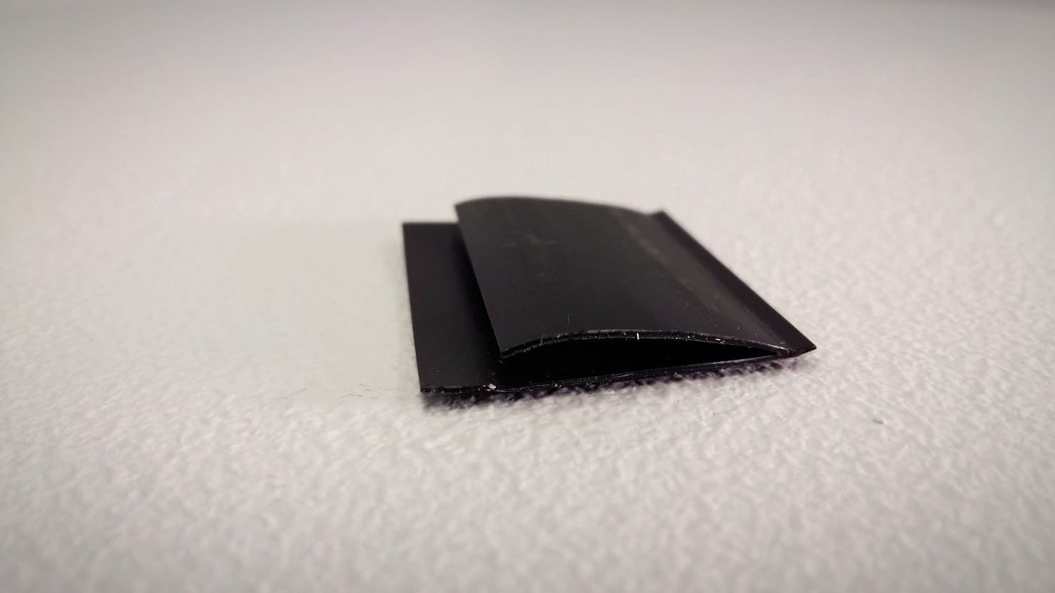 Coupe-froid auto-collant en Polyflex noir (longueur de 84 pouces) - VOS-DEF6-176N | Vosthermos