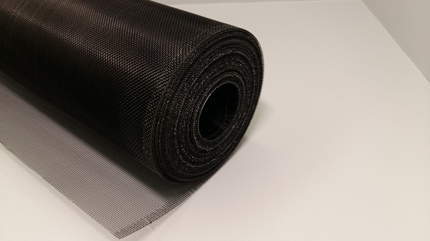 Rouleau de moustiquaire en aluminium noir 72 X 100' - VOS-DEF8-133 (72") | Vosthermos