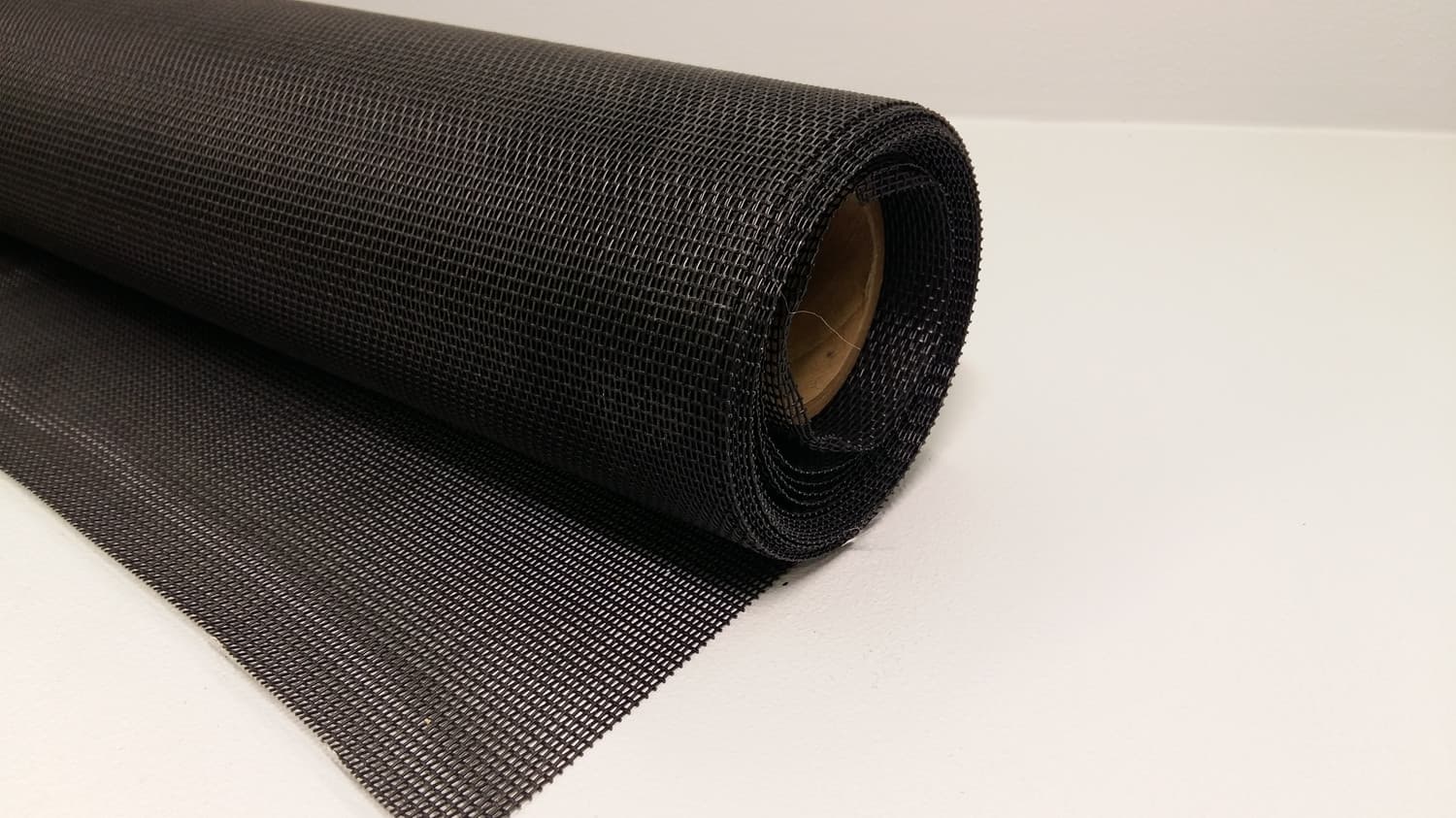 Rouleau de moustiquaire en fibre verre noir ultra résistant 36 X 100' - VOS-DEF8-151 (animaux 36") | Vosthermos