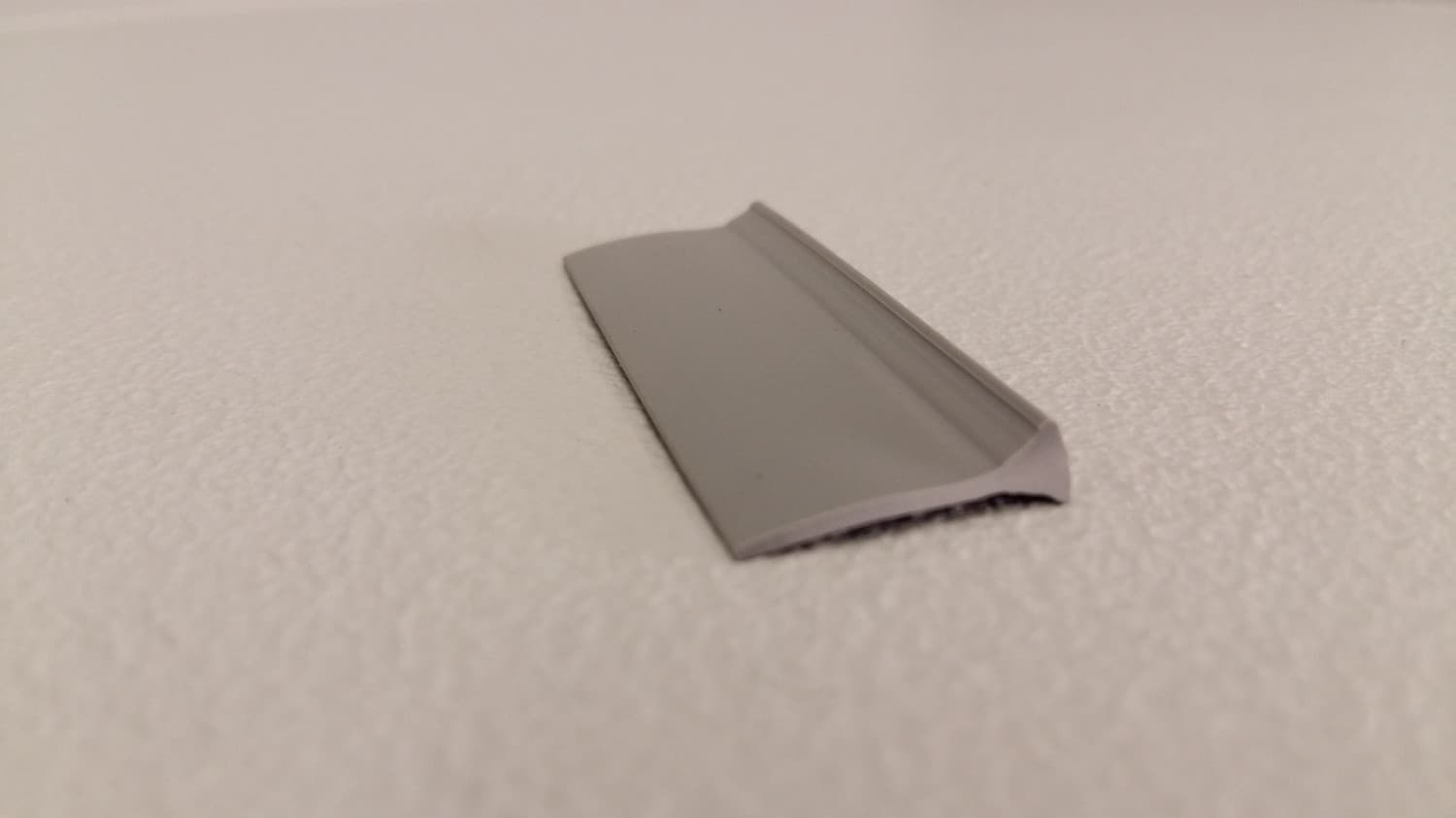 Coupe-mouche gris pour porte moustiquaire coulissante(vendu aux pieds) - VOS-DEF9-116 | Vosthermos