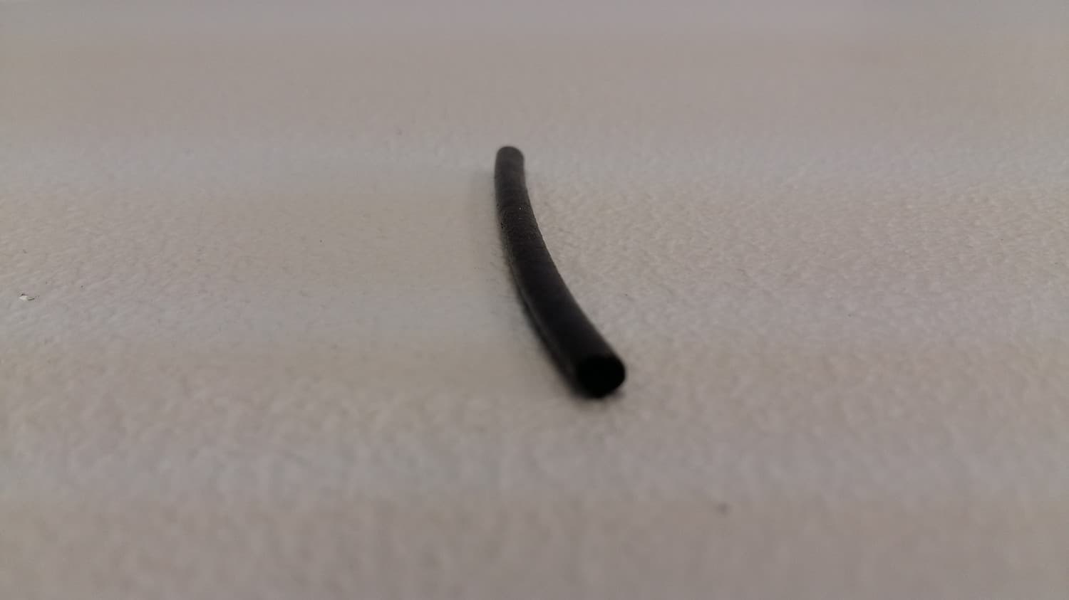 Rouleau de 4490' de rondin de polymousse pour moustiquaire (0.140) - VOS-DEF9-140 | Vosthermos