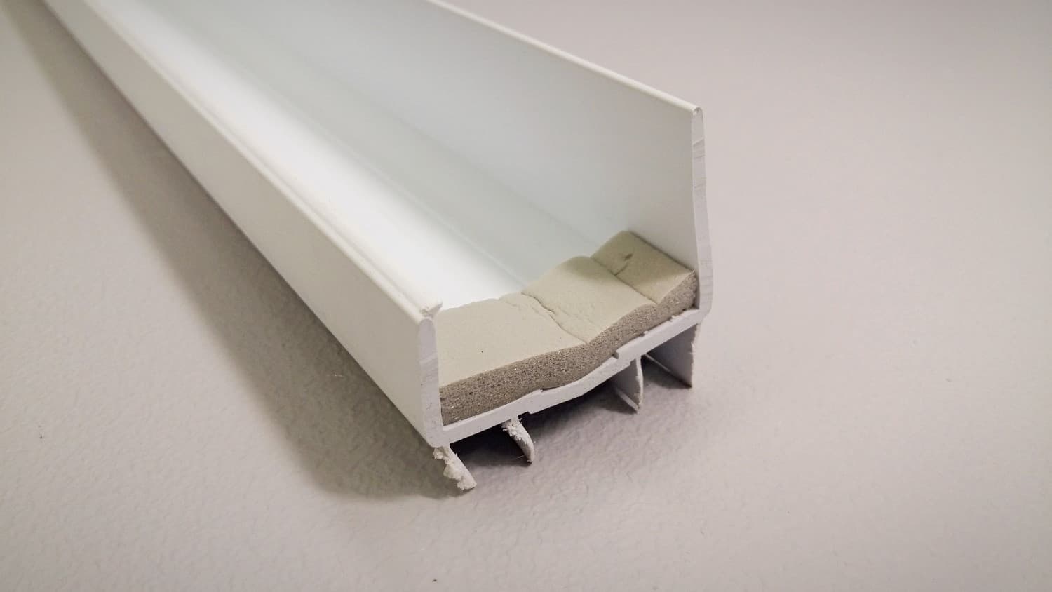 Balai blanc pour porte résidentielle 34 - VOS-DEF10-152-34 | Vosthermos