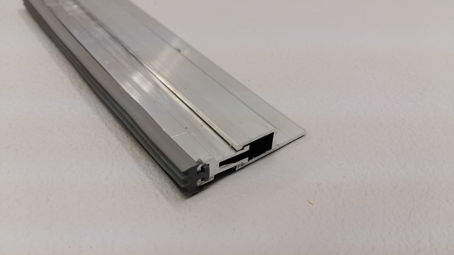 Ensemble de coupe-froid en aluminium et caoutchouc pour contour de porte - VOS-DEF10-157-17 | Vosthermos