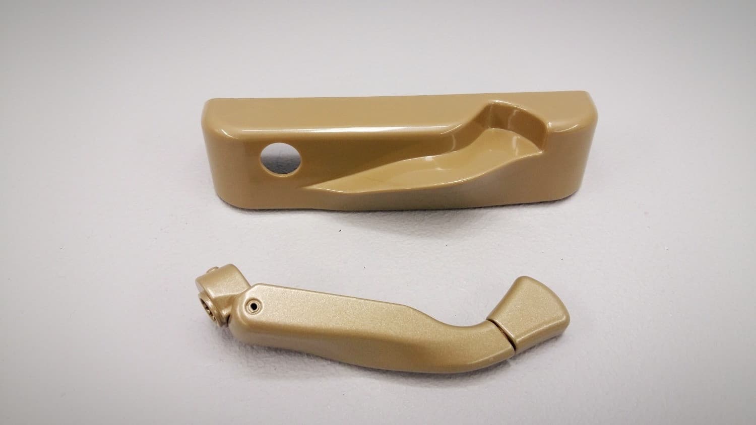 Poignee pliante et couvercle champagne pour opérateur de fenêtre à battant - Image 1